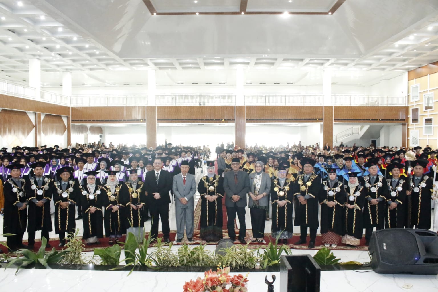 Lepas Wisudawan UMITRA, Andi Surya Pesan Alumni...