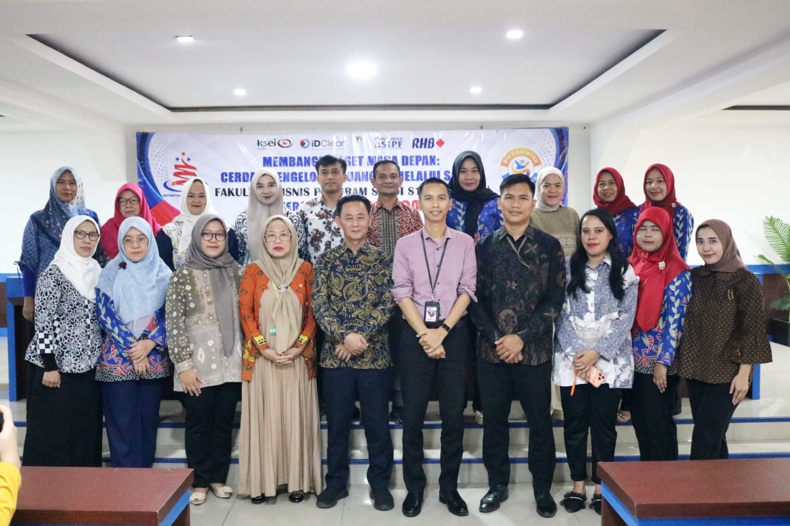 Seminar "MEMBANGUN ASET MASA DEPAN : CERDAS MENGELOLA KEUANGAN MELALUI SAHAM" Mengedukasi Literasi Saham Mahasiswa Fakultas Bisnis
